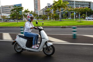 El scooter eléctrico Ecooter E2 R se muestra muy ágil por ciudad