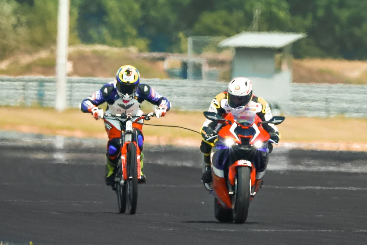 Elias Schwärzler, arrastrado por una Honda CBR1000RR-R a más de 200 km/h