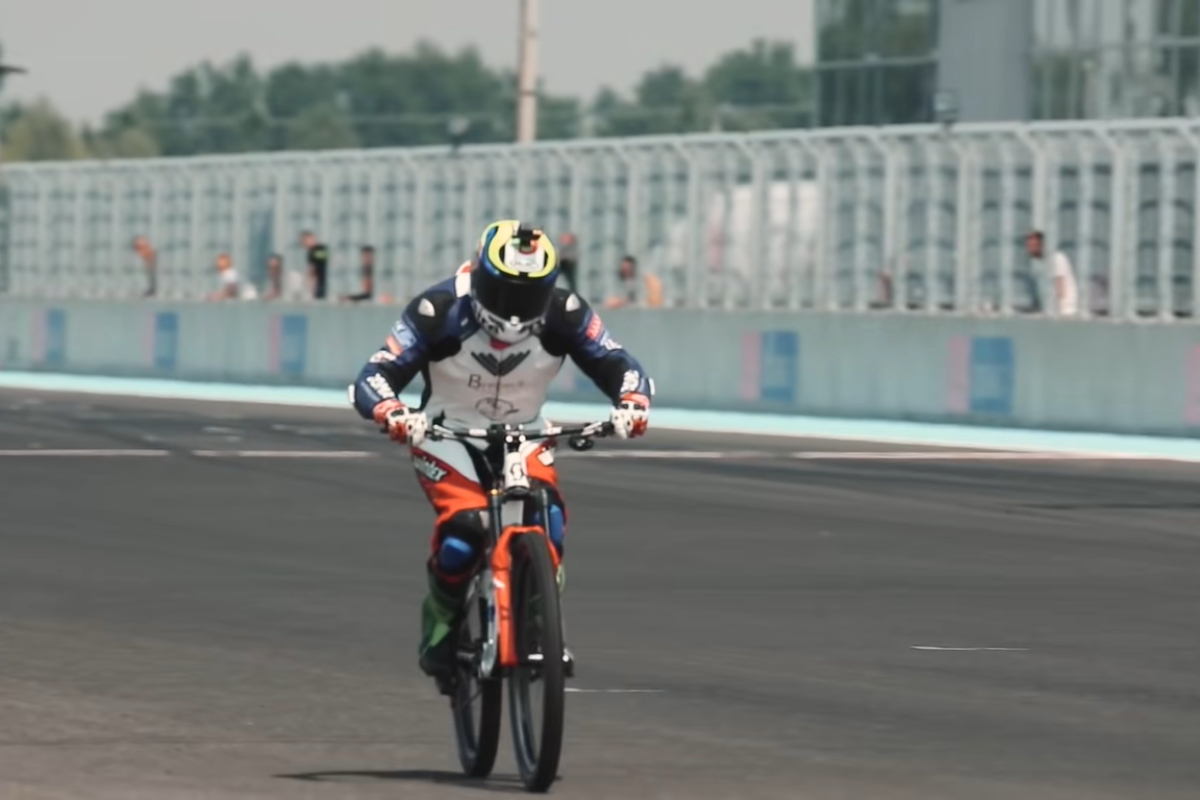 Elias Schwärzler con su bicicleta a más de 200 km/h