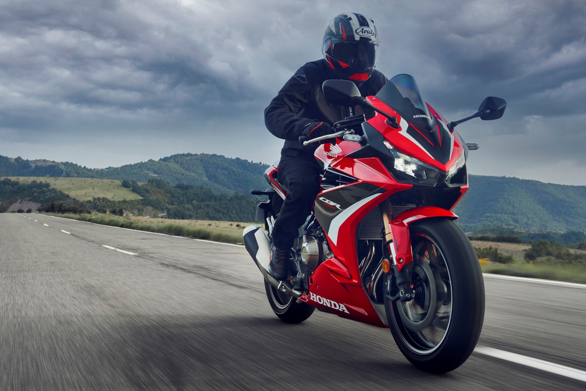 La nueva Honda CBR500R 2022 en acción por carretera