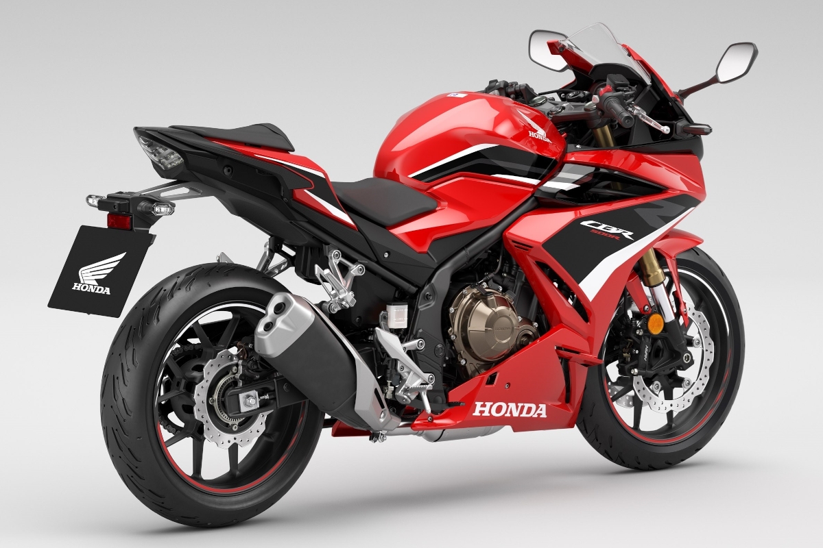 Una bella vista trasera de la Honda CBR500R 2022