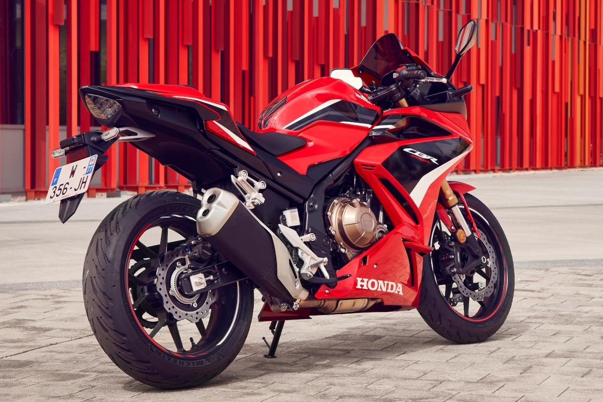 El enorme tubo de escape es uno de los detalles característicos de la Honda CBR500R 2022