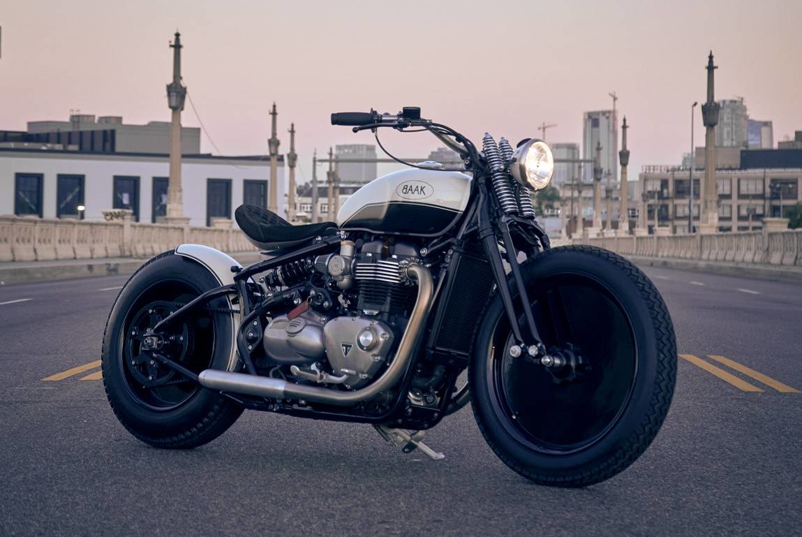 Las llantas lenticulares como una luna (moon) le dan nombre a la Triumph Bobber 1200 Moon
