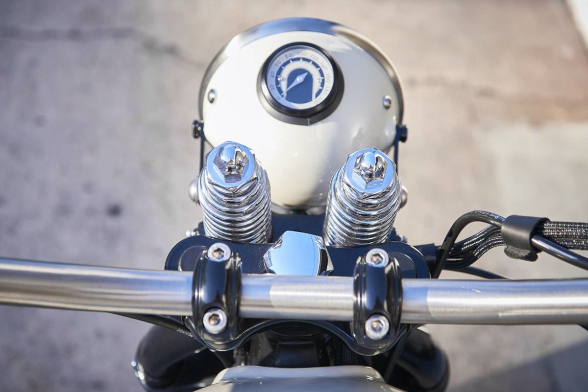El renovado manillar y las suspensiones de la Triumph Bobber 1200 Moon nos recuerdan a las clásicas americanas