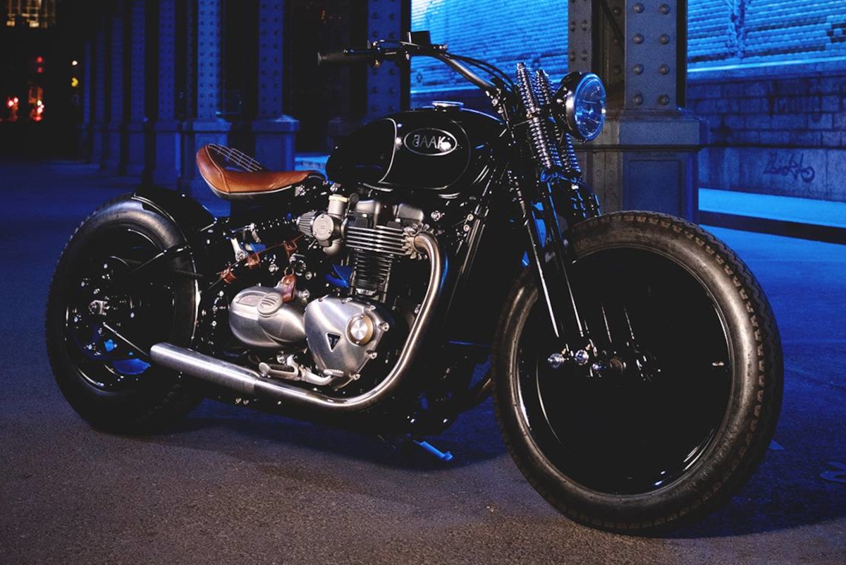 La enorme rueda delantera negra toma protagonismo en la Triumph Bobber 1200 Moon