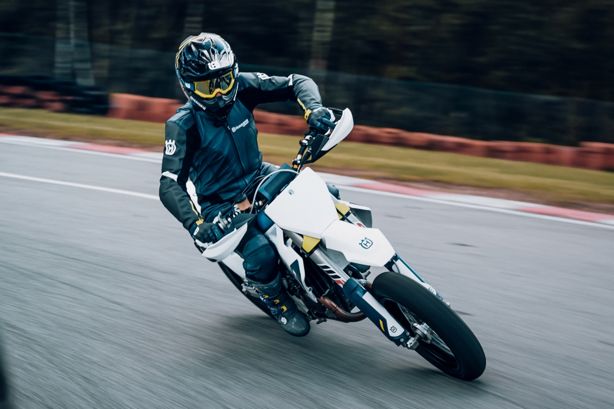 Husqvarna FS 450 2022 Action 2