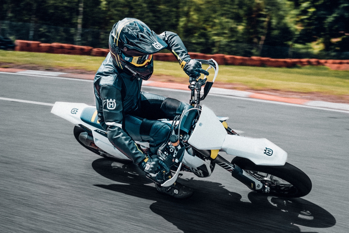 Husqvarna FS 450 2022 Action 4
