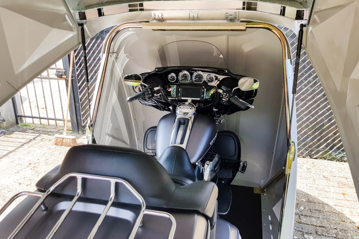 La versión estándar del garaje portátil para moto bikeBOX24 tiene espacio suficiente para una moto grande