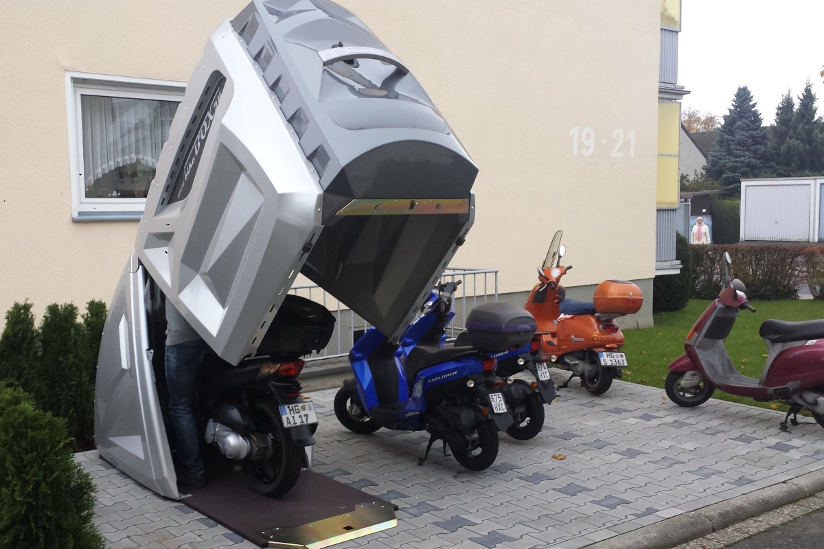 El garaje portátil para moto bikeBOX24 estándar ocupa un espacio reducido