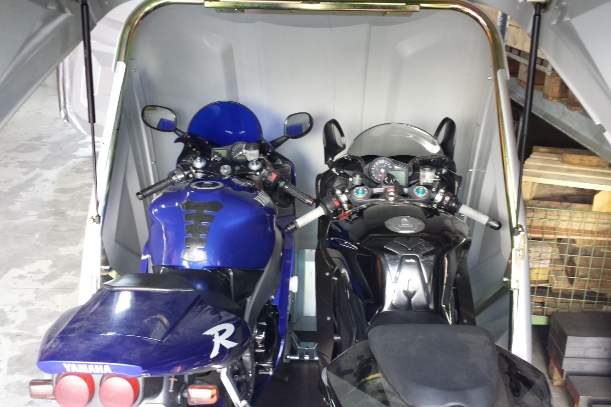 En la versión XL del garaje portátil para moto bikeBOX24 entran dos motos