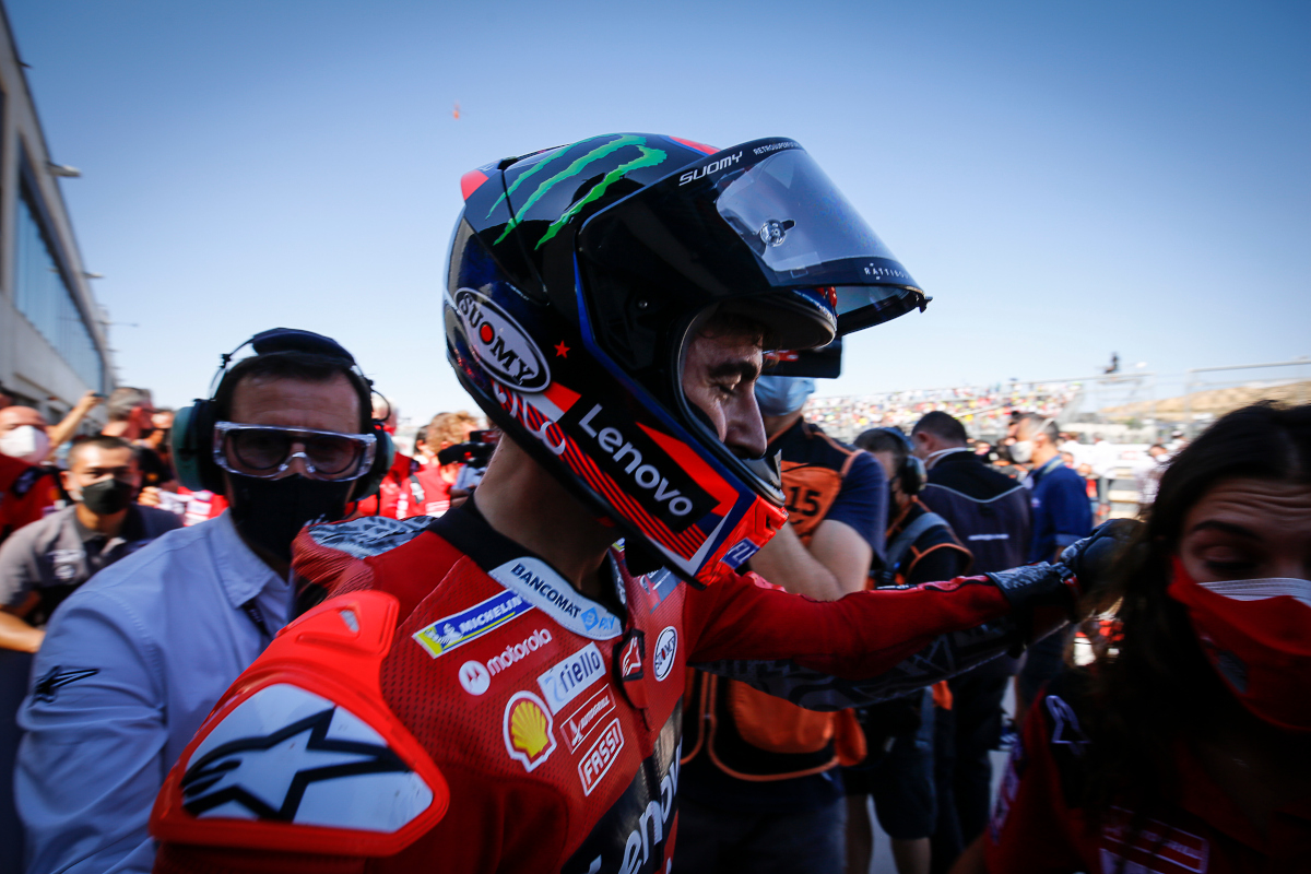 Pecco Bagnaia celebra en el paddock del GP de Aragón 2021 su primera victoria en MotoGP