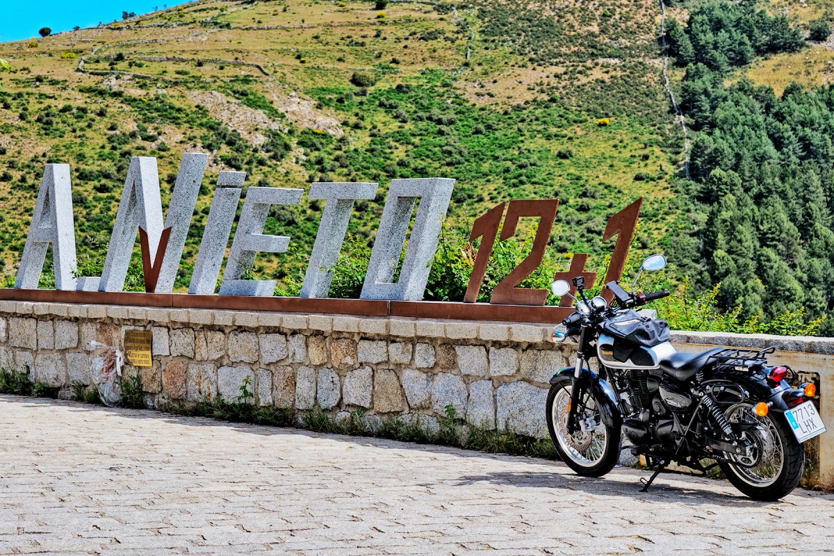 Benelli Imperiale 400 en el monumento a Ángel Nieto