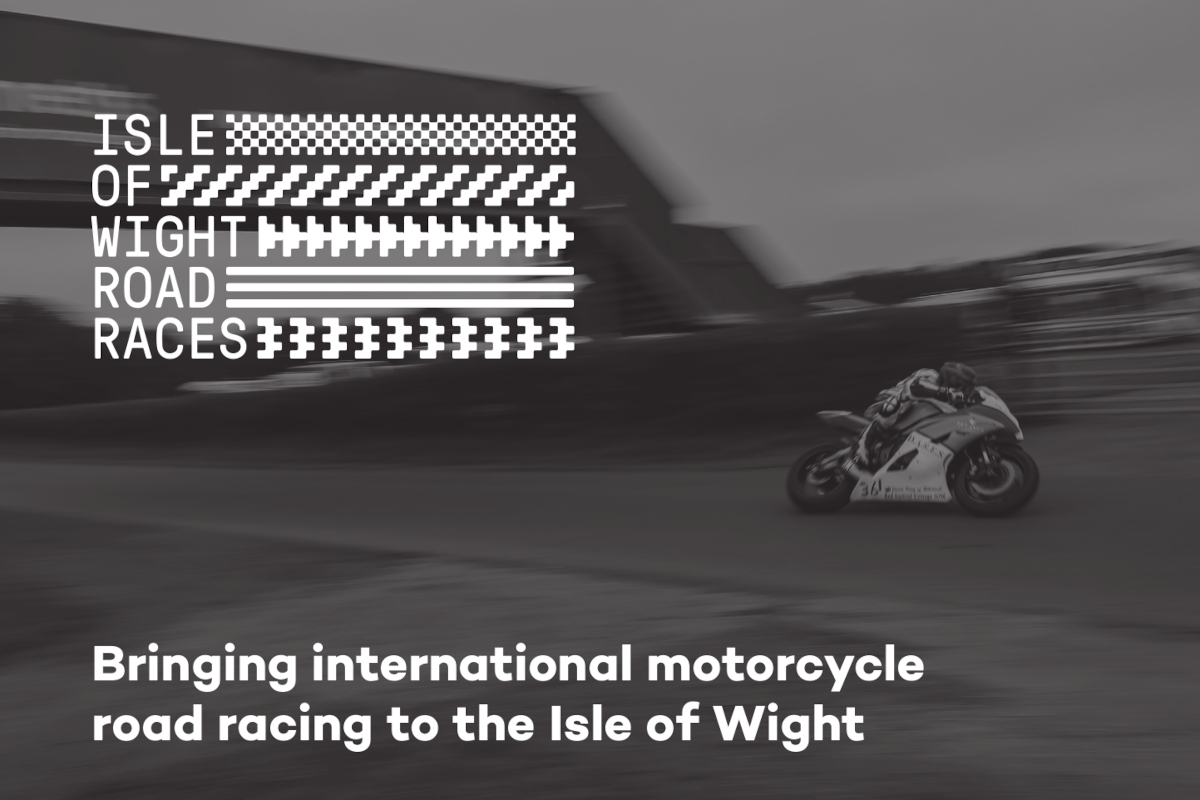 El cartel que anuncia la primera carrera de la Isla de Wight en 2022