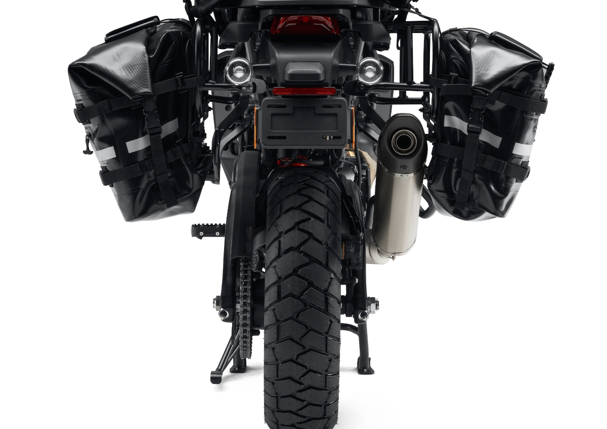Así quedan instaladas las maletas laterales Adventure Soft de SHAD en la Harley-Davidson Pan America