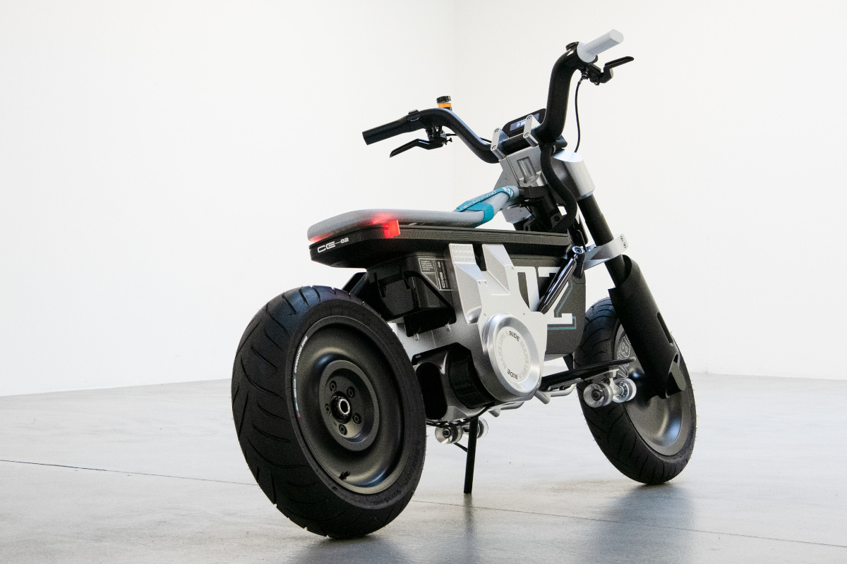 La nueva moto eléctrica BMW Concept CE 02 vista desde atrás