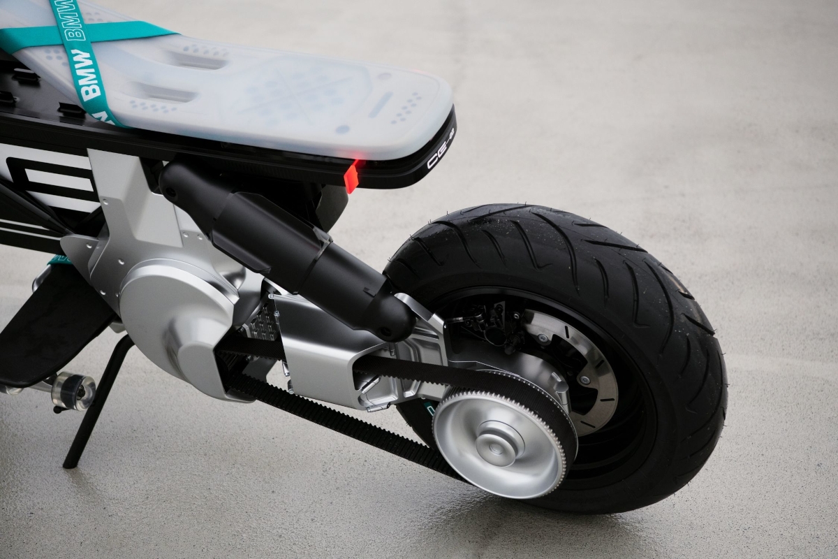 Detalle de la zaga de la nueva moto eléctrica BMW Concept CE 02