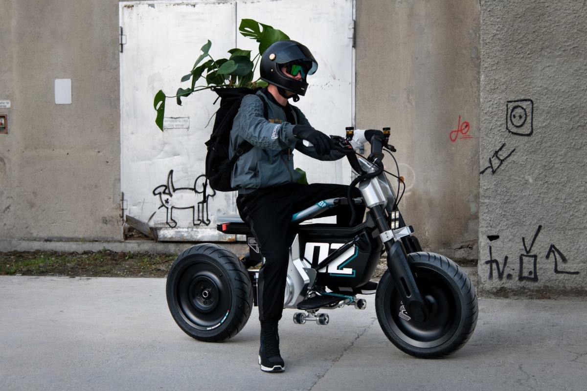 La nueva moto eléctrica BMW Concept CE 02 puede usar un patinete como reposapiés