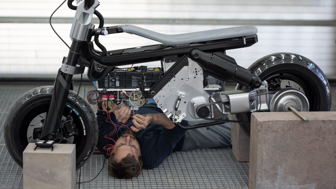 Montanto el primer prototipo de la nueva moto eléctrica BMW Concept CE 02