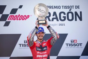 Pecco Bagnaia celebra su primera victoria en MotoGP en el podio del GP Aragón 2021