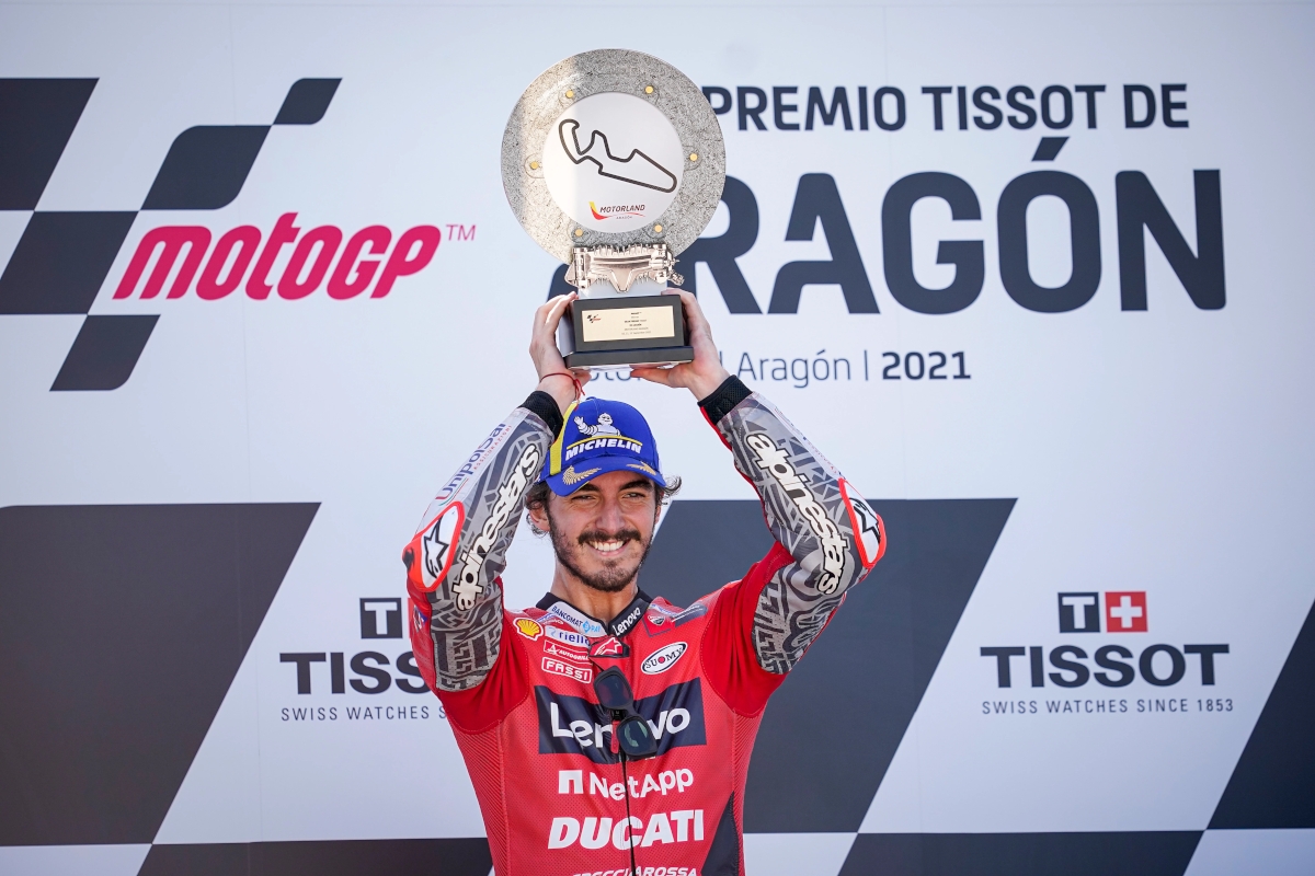 Pecco Bagnaia celebra su primera victoria en MotoGP en el podio del GP Aragón 2021