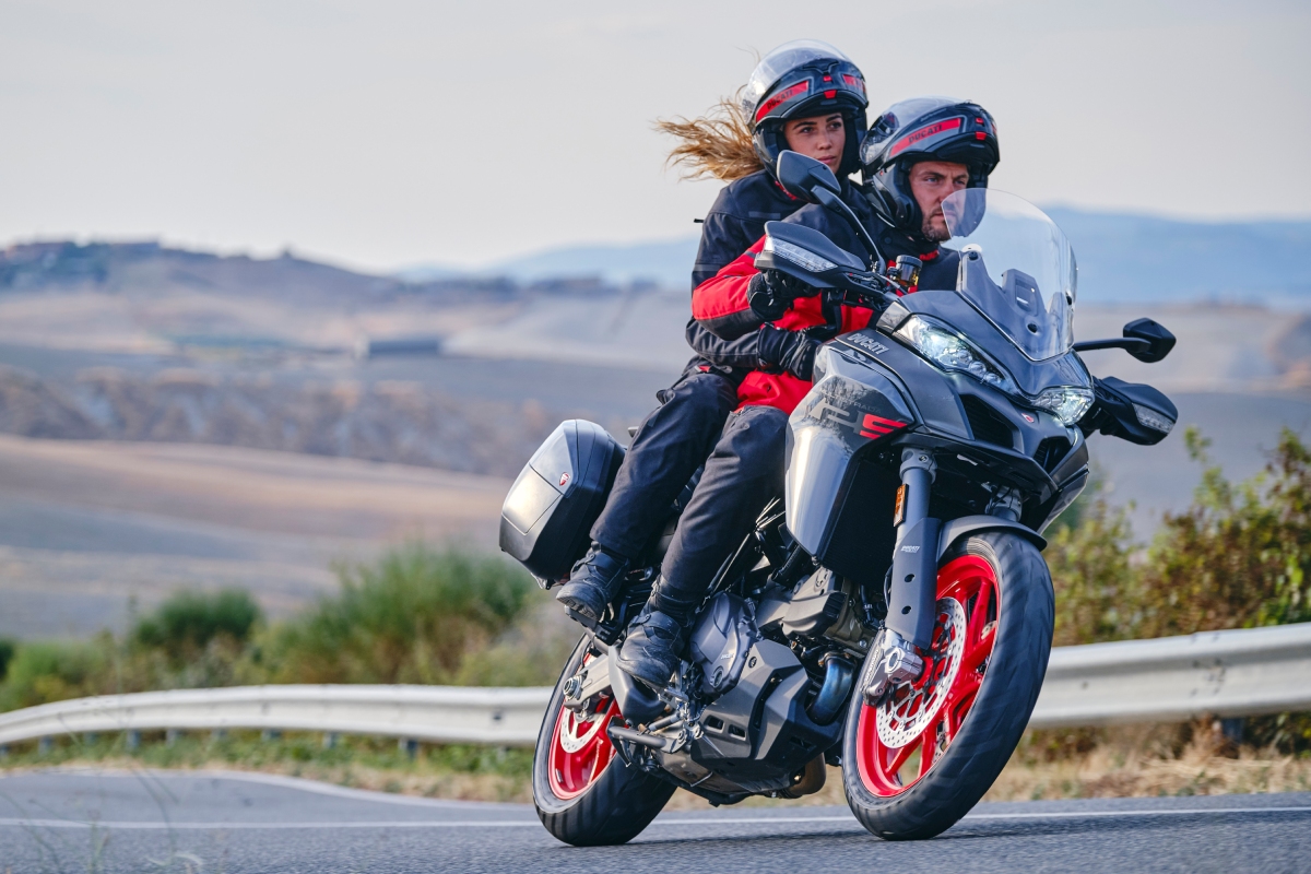 La nueva Ducati Multistrada V2 S se muestra ágil en carretera