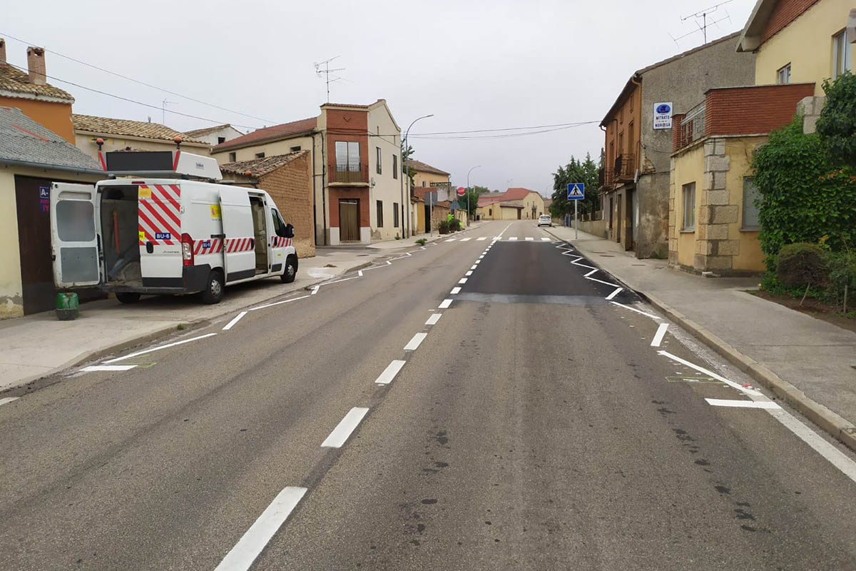 Líneas de bordes quebradas antes de llegar al paso de peatones
