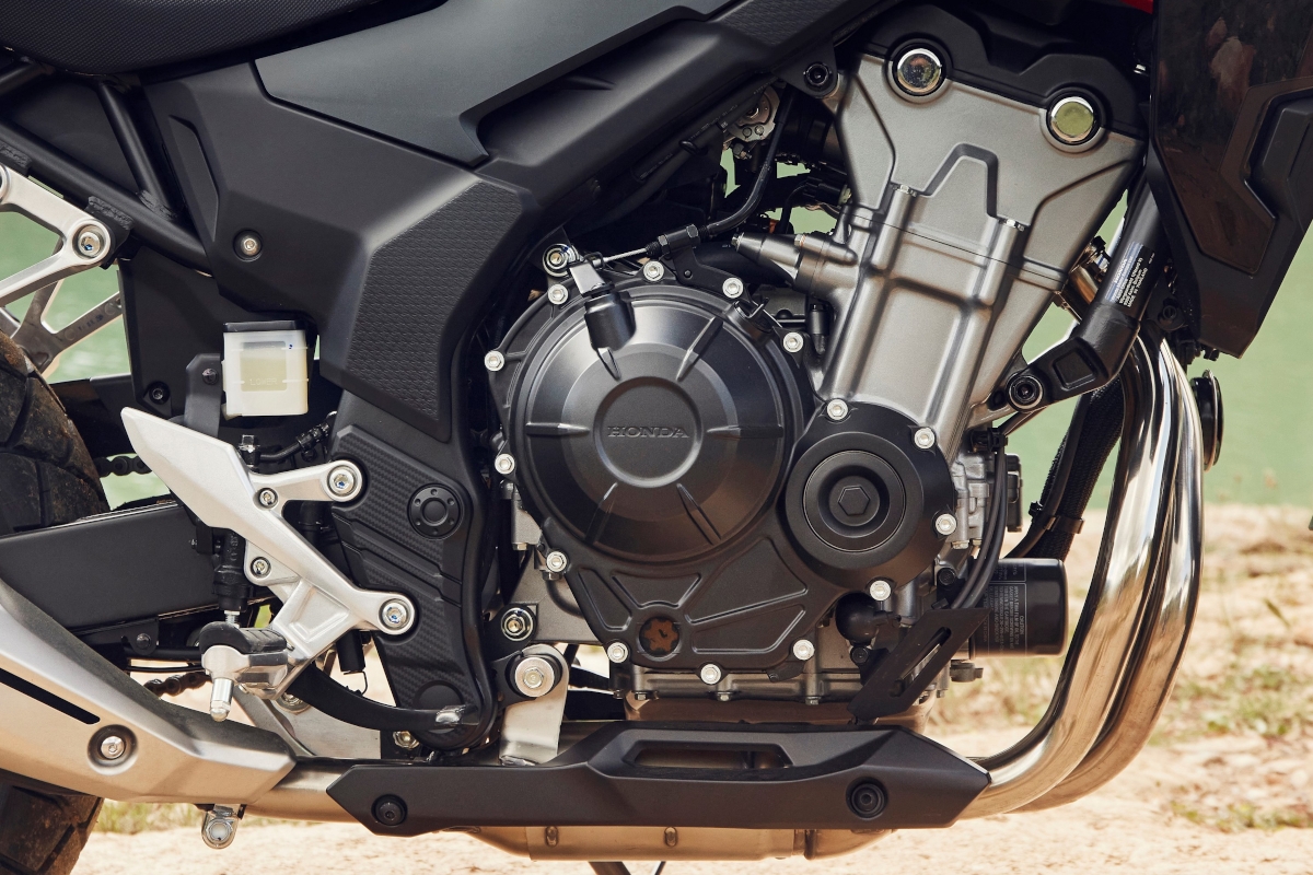 Detalle del motor de la renovada Honda CB500X 2022