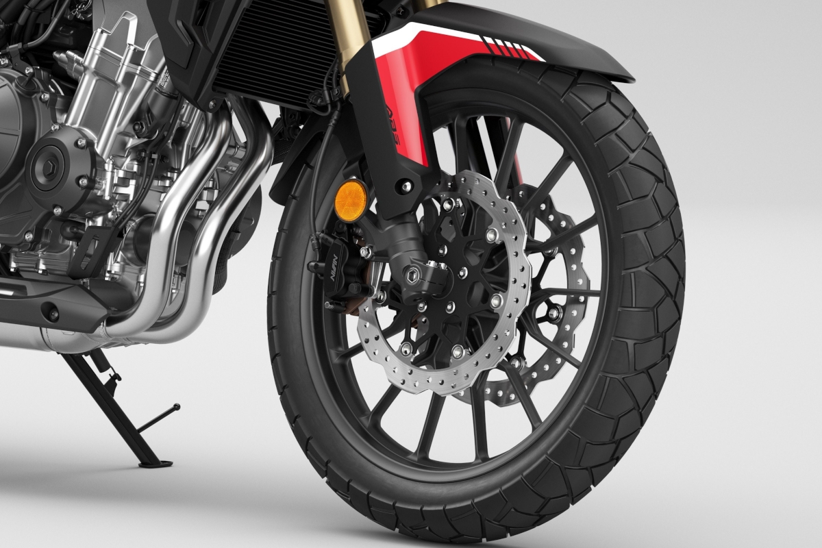 Detalle de los nuevos frenos delanteros de la Honda CB500X 2022