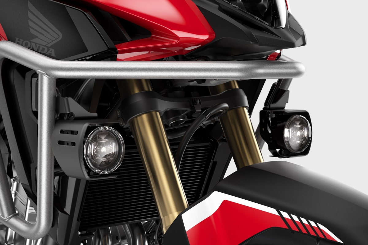 Detalle de la nueva horquilla delantera de la Honda CB500X 2022