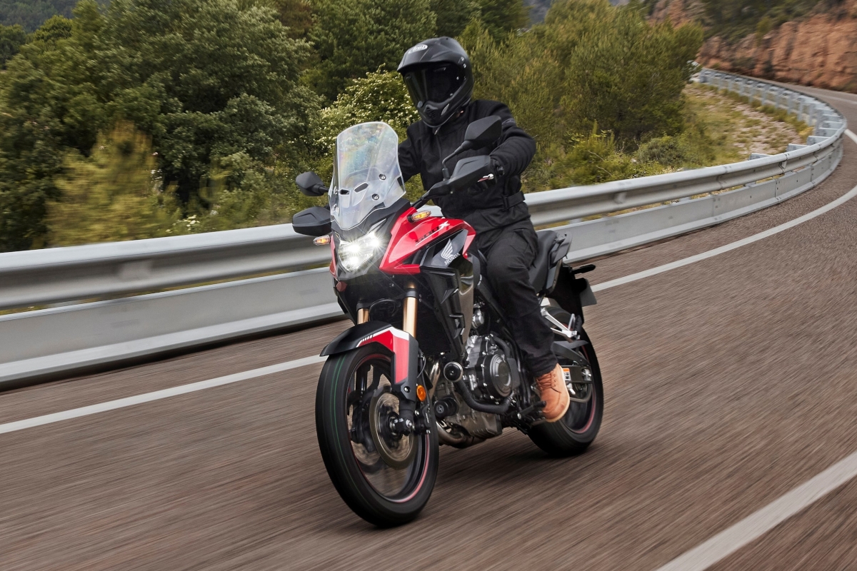 La nueva Honda CB500X 2022 en acción por carretera