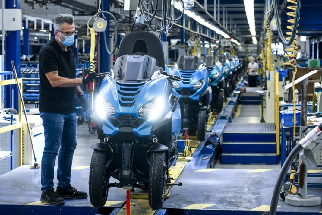 Fabricación del Peugeot Metropolis, el scooter de tres ruedas de Peugeot Motocycles
