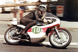 Phil Read terminó segundo con su Yamaha RD-56 la carrera de 250 cc del GP de la Isla de Man 1967
