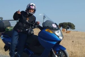 Mireia Ruescas con su moto eléctrica Vectrix Vx-1, con la que ha dado la Vuelta a España
