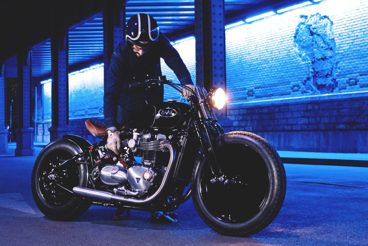 La nueva Triumph Bobber 1200 Moon de Baak Motocyclettes luce espectacular de noche