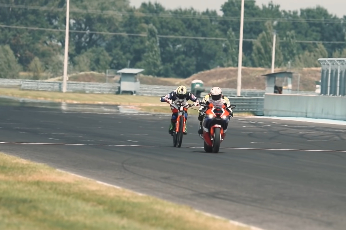 Elias Schwärzler con su bici siendo arrastrada por la potente Honda CBR1000RR-R de Geri Gesslbauer