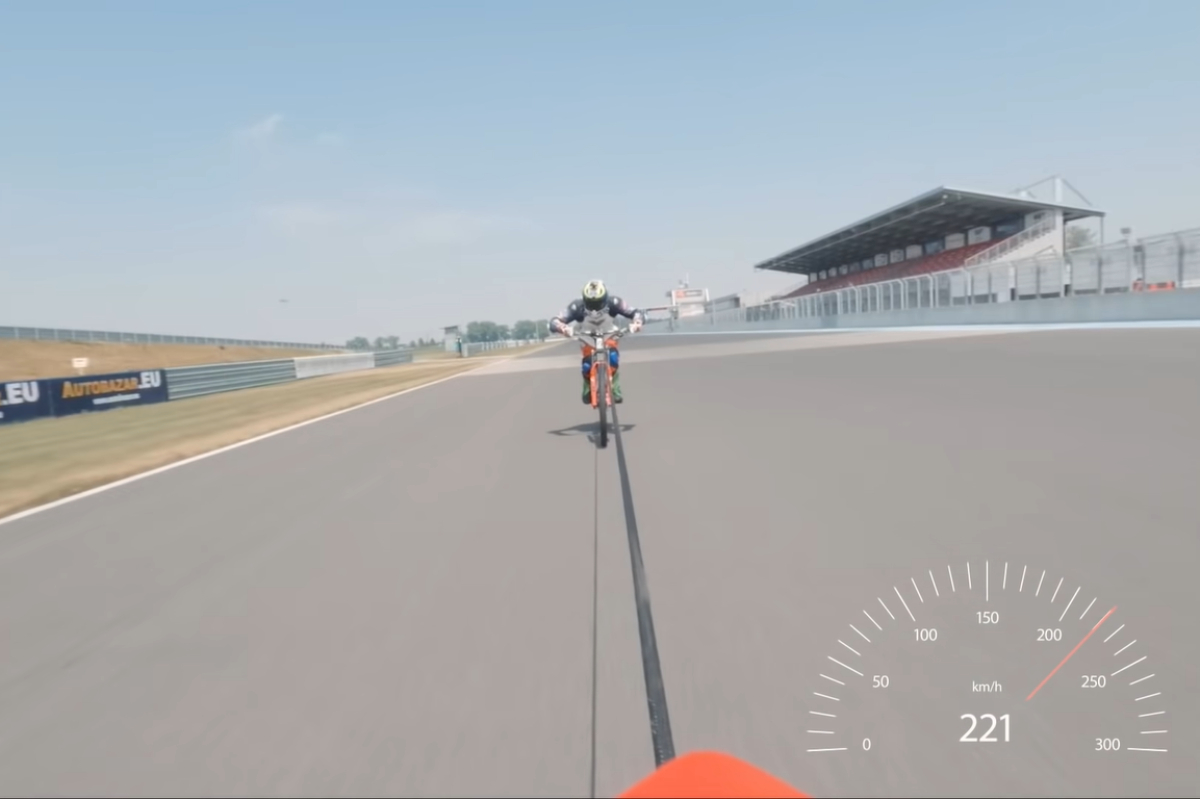 Momento en el que el velocímetro de Elias Schwärzler alcanza los 221 km/h