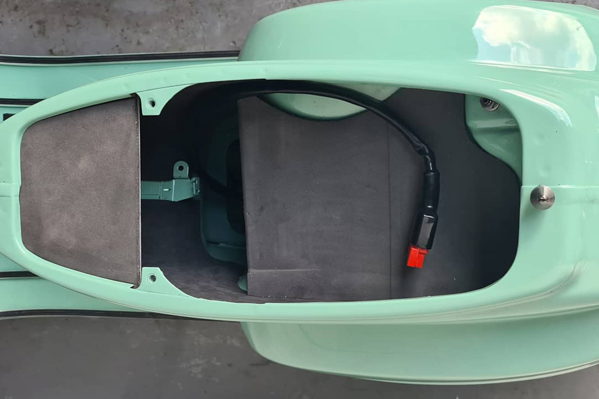 Debajo del asiento se puede poner la segunda batería