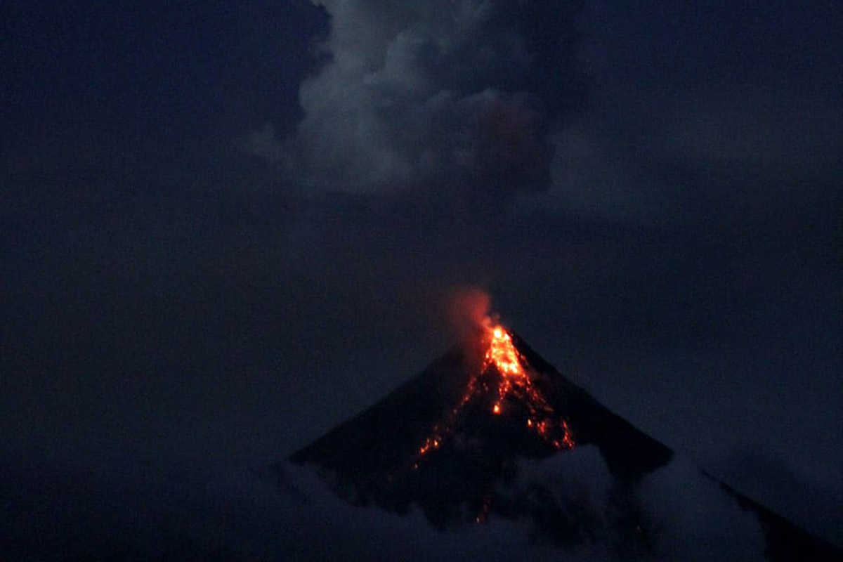 Erupción volcánica por la noche