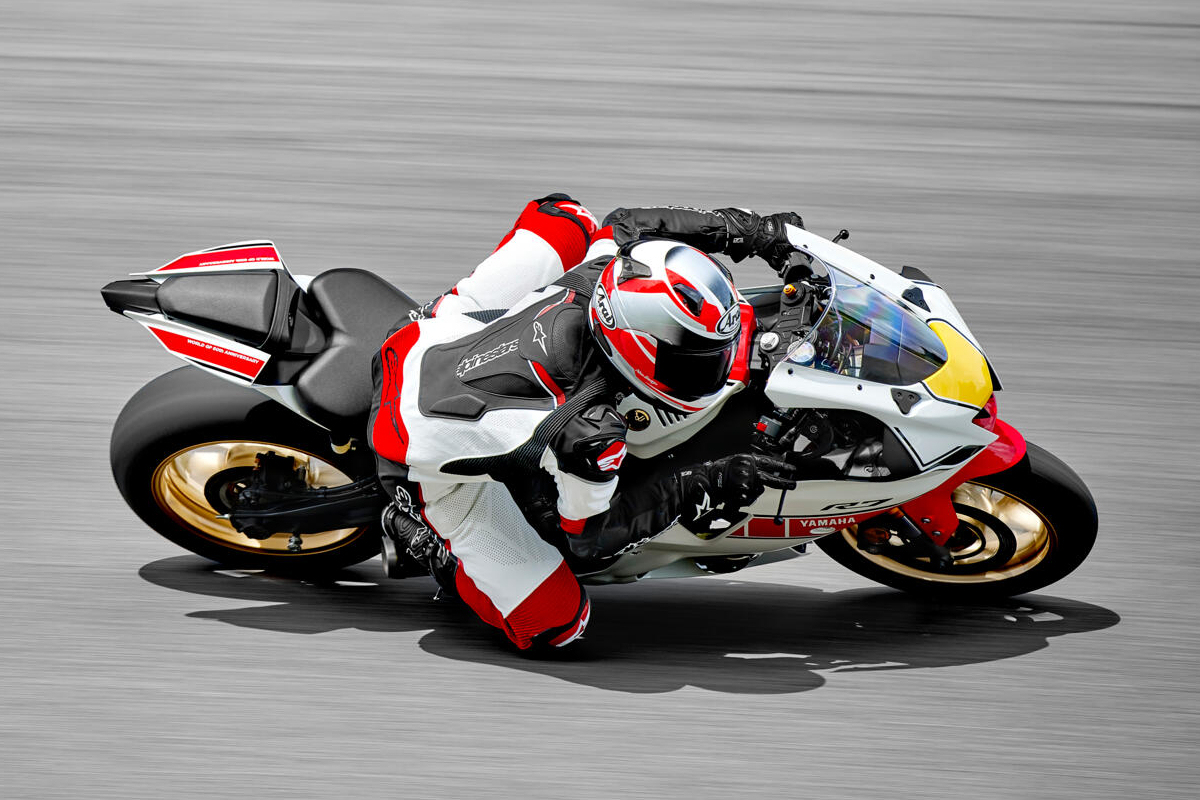 La nueva Yamaha R7 World GP 60th Anniversary en plena curva