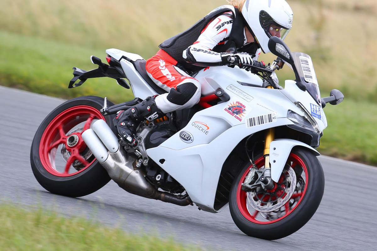 Claire Lomas montando en su moto