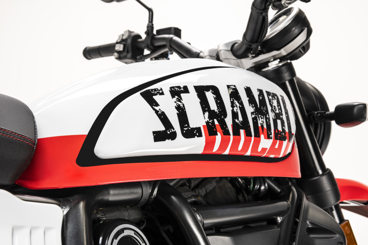 Detalle del depósito de la nueva Ducati Scrambler Urban Motard 2022