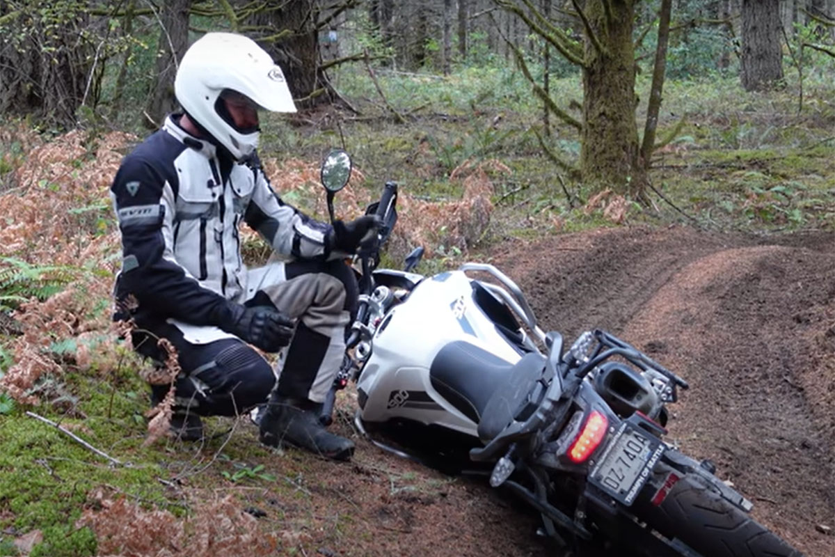¿Sabes cómo levantar una moto trail del suelo?