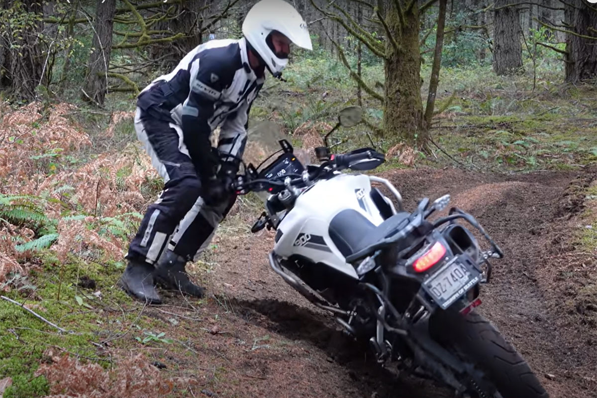 Vídeo ¿Sabes cómo levantar una moto del suelo?