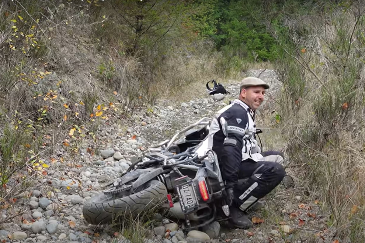 El levantar la moto de espaldas es efectivo, pero no siempre