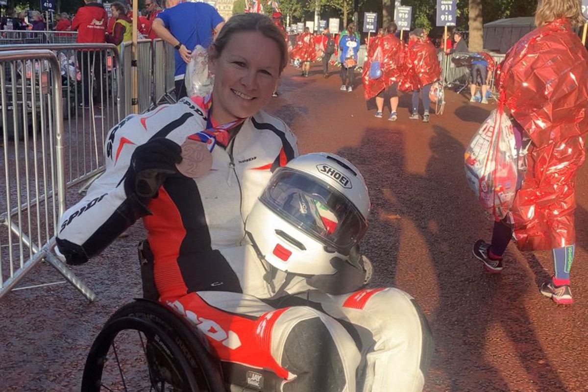 Claire Lomas completa el maratón de Londres en silla de ruedas y con su equipamiento de moto