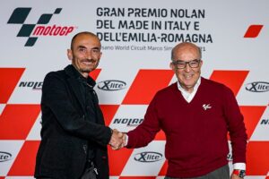 Claudio Domenicali, CEO de Ducati y Carmelo Ezpeleta, CEO de Dorna, firman el histórico acuerdo para dejar a Ducati como único proveedor del Mundial de motos eléctricas