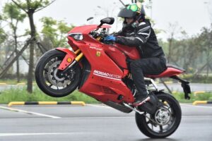 Hacer caballitos con esta copia china de la Ducati Panigale V4, deporte de riesgo extremo