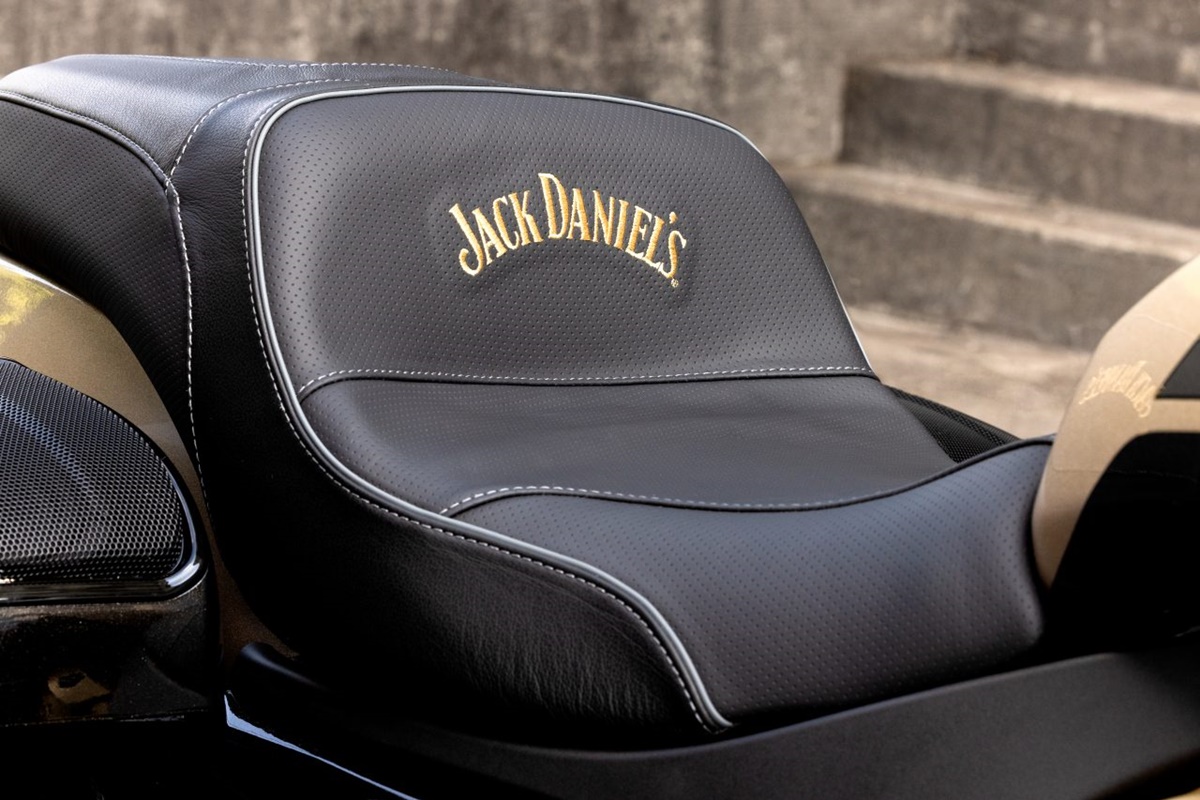 Detalle del asiento de cuero con el bordado de Jack Daniel´s