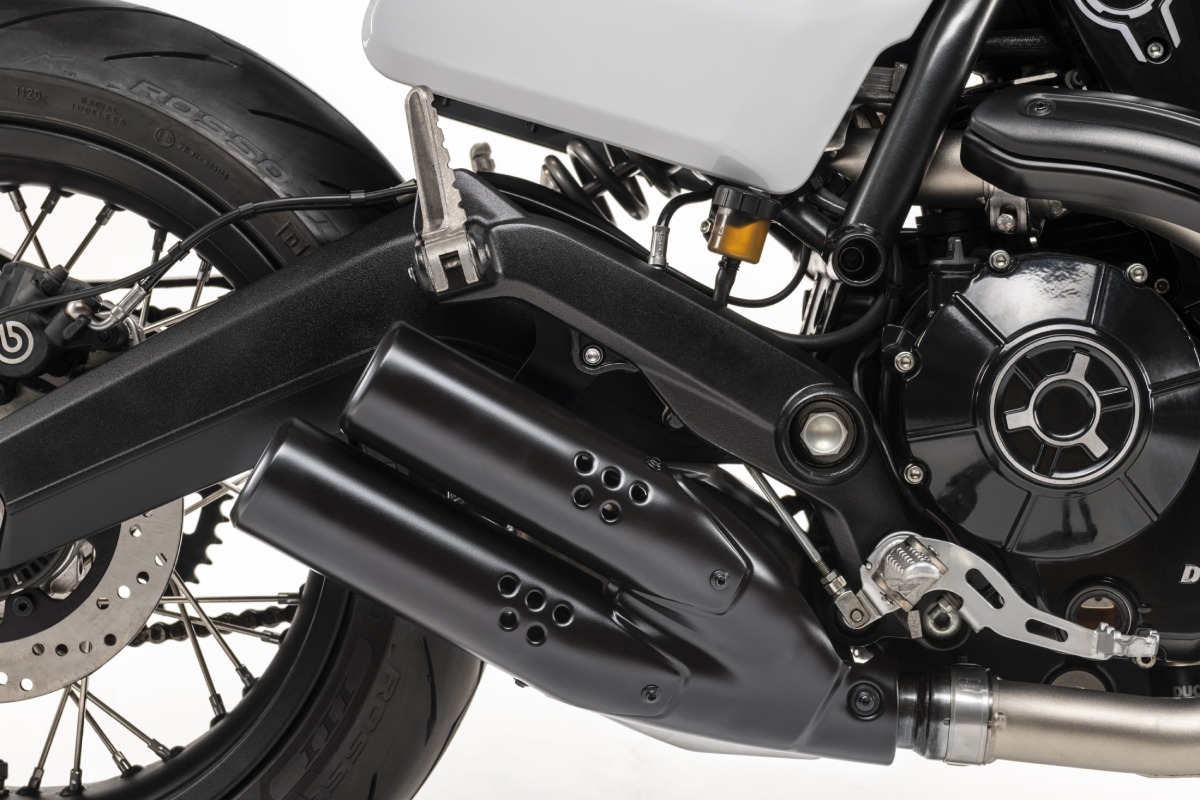 Detalle del motor y escapes de la nueva Ducati Scrambler Urban Motard 2022