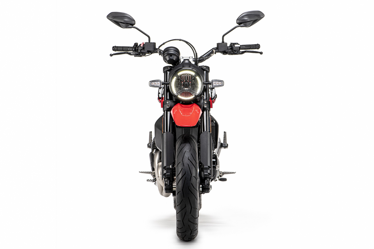 Vista frontal de la nueva Ducati Scrambler Urban Motard 2022